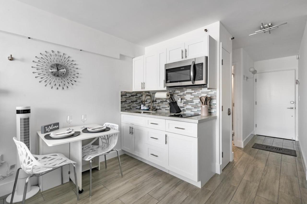 Newly Renovated Oceanfront Studio W/ Balcony - Daytona Beach Lägenhet Exteriör bild