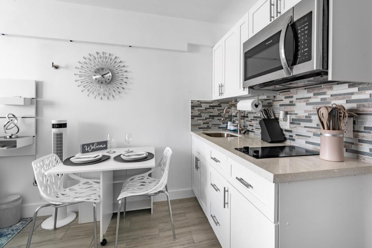 Newly Renovated Oceanfront Studio W/ Balcony - Daytona Beach Lägenhet Exteriör bild